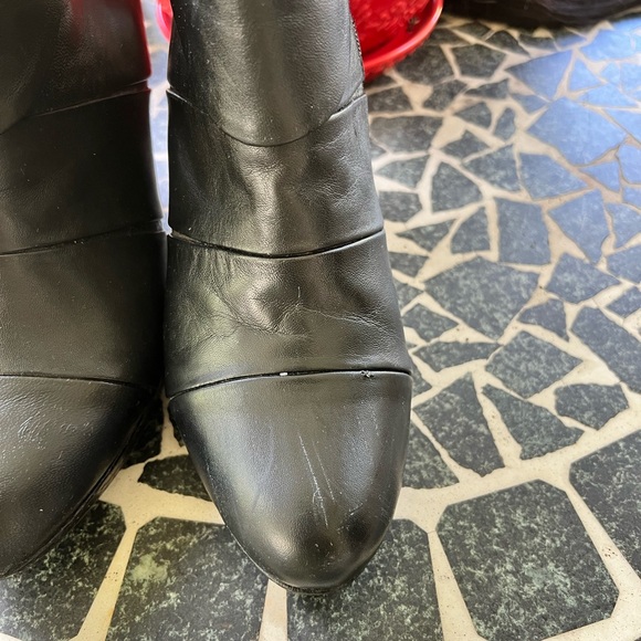 Umbarto Ruffini Vera black ankle boots. Size 40 or 9. Black leather upper. - Picture 9 of 11